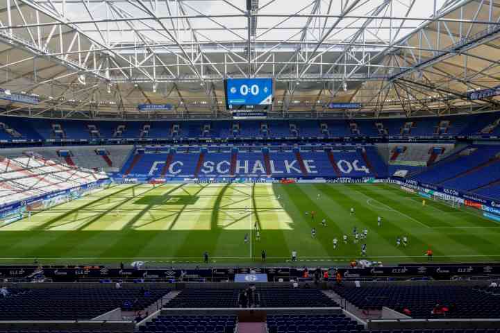 Fans Im Stadion Bundesliga Drohen Geisterspiele Bis Jahresende Fussball