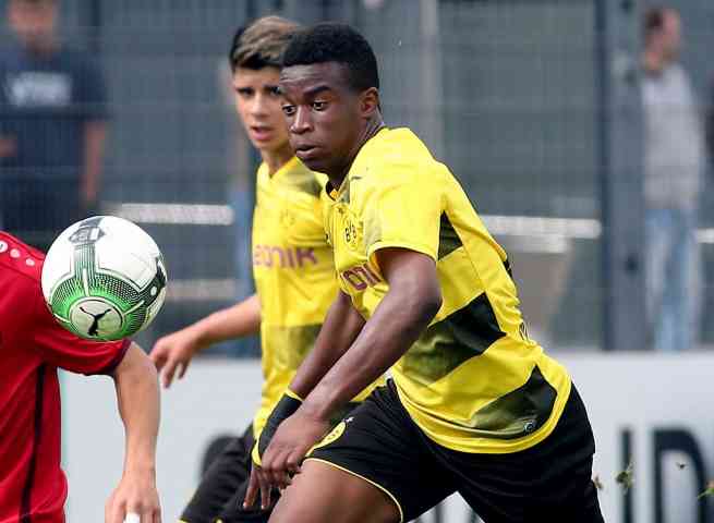 Youssoufa Moukoko Bvb Vorbereitung Bei Den Profis Dann Bundesliga Bvb 09